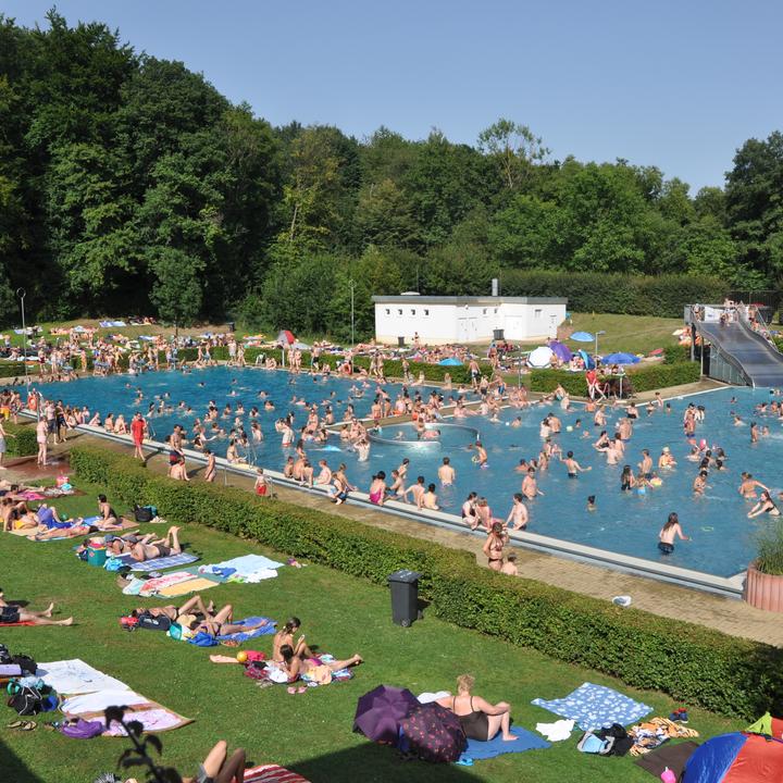 Ansicht Freibad im Sommer mit Badegästen